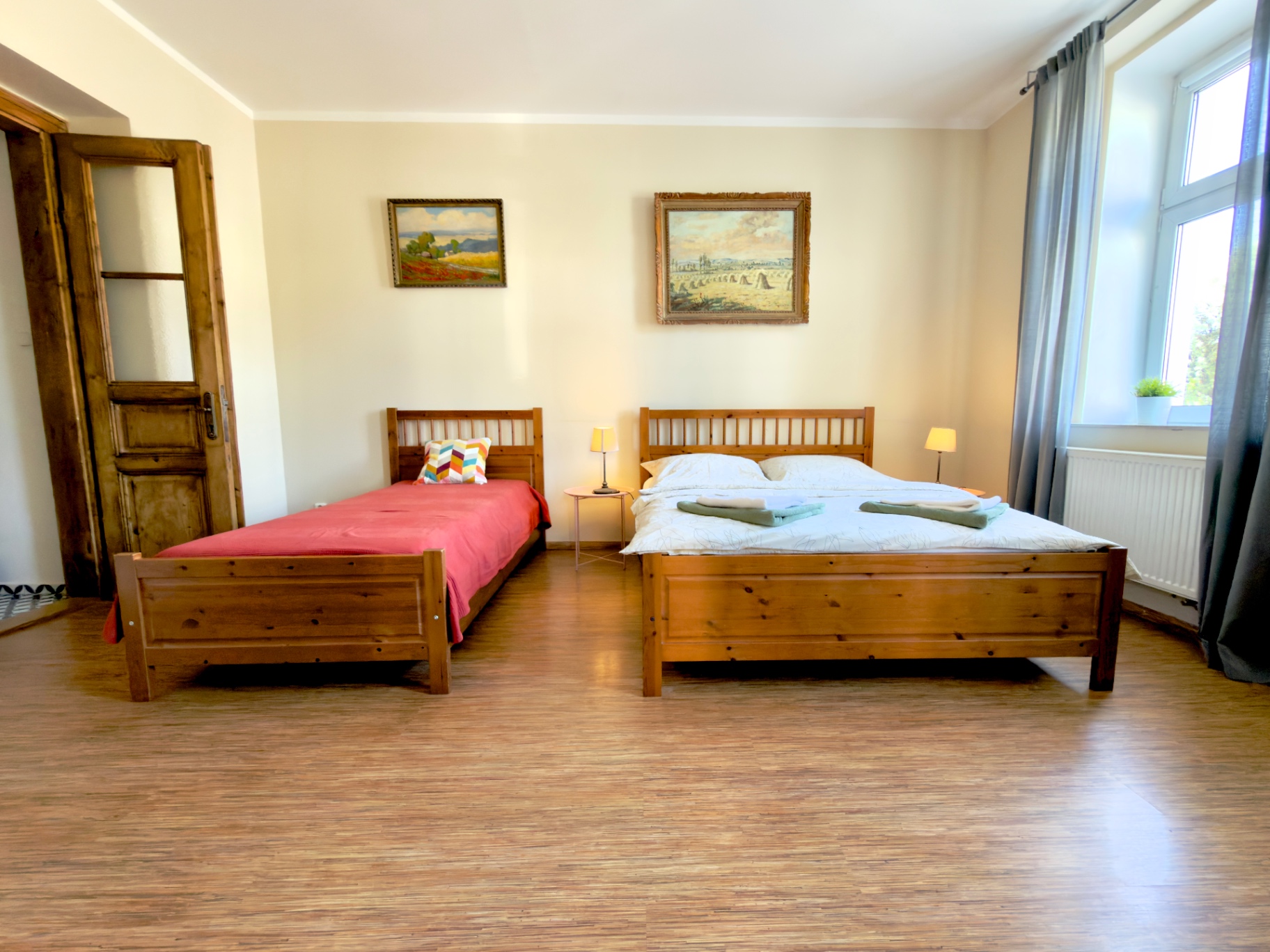 Ložnice — pohled na lůžka a okna do ulice
