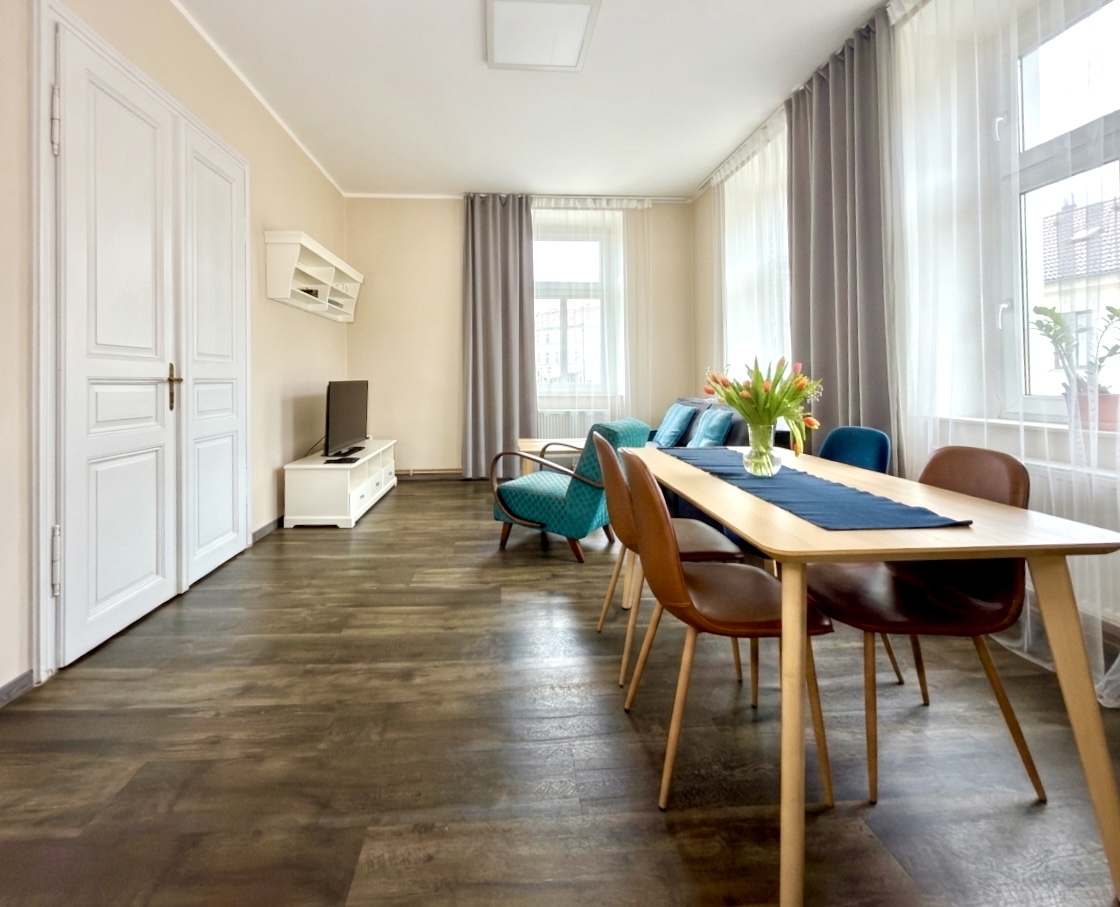 Obývací pokoj s jídelním stolem a designovými křesly