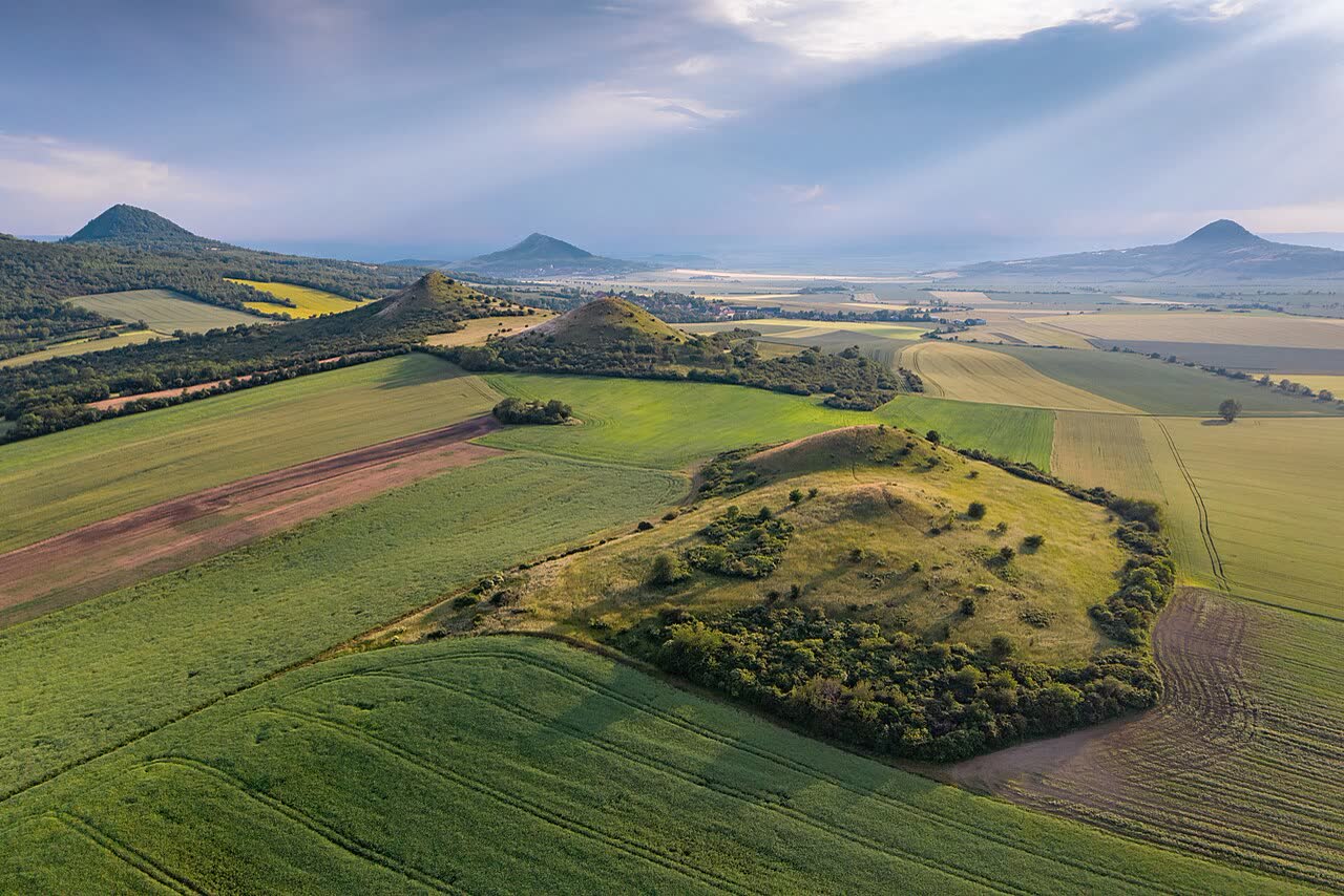 Panorama Českého středohoří s Radobýlem nad Litoměřicemi
